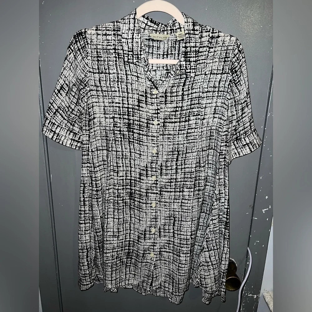 11•1•tylho sz small button down top.